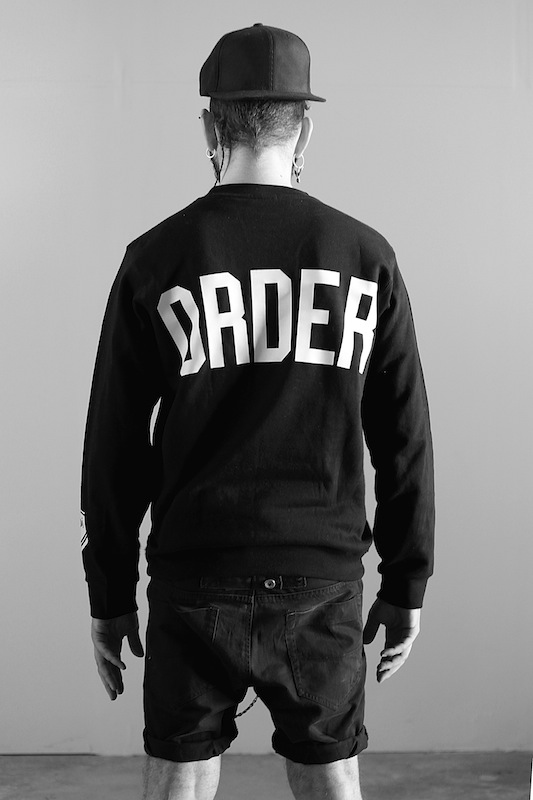 sudadera eibi crewneck chaos order back